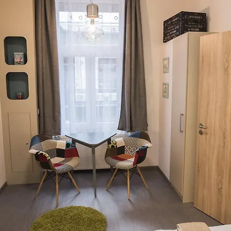 In Iii. شقة بودابست